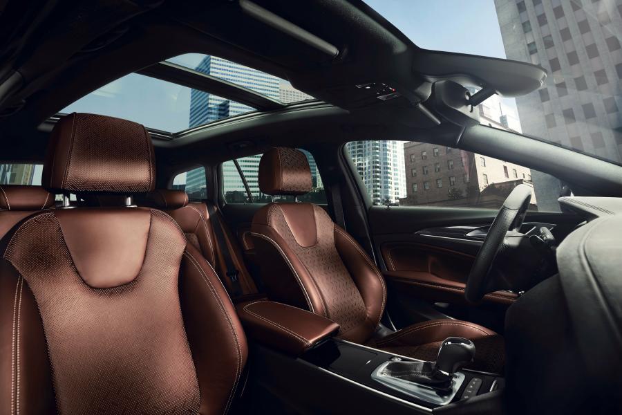 Интерьер Opel Insignia Sports Tourer Turbo 4x4 2017 года  (фото 12 из 13)